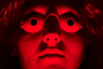 Image femme en rouge 